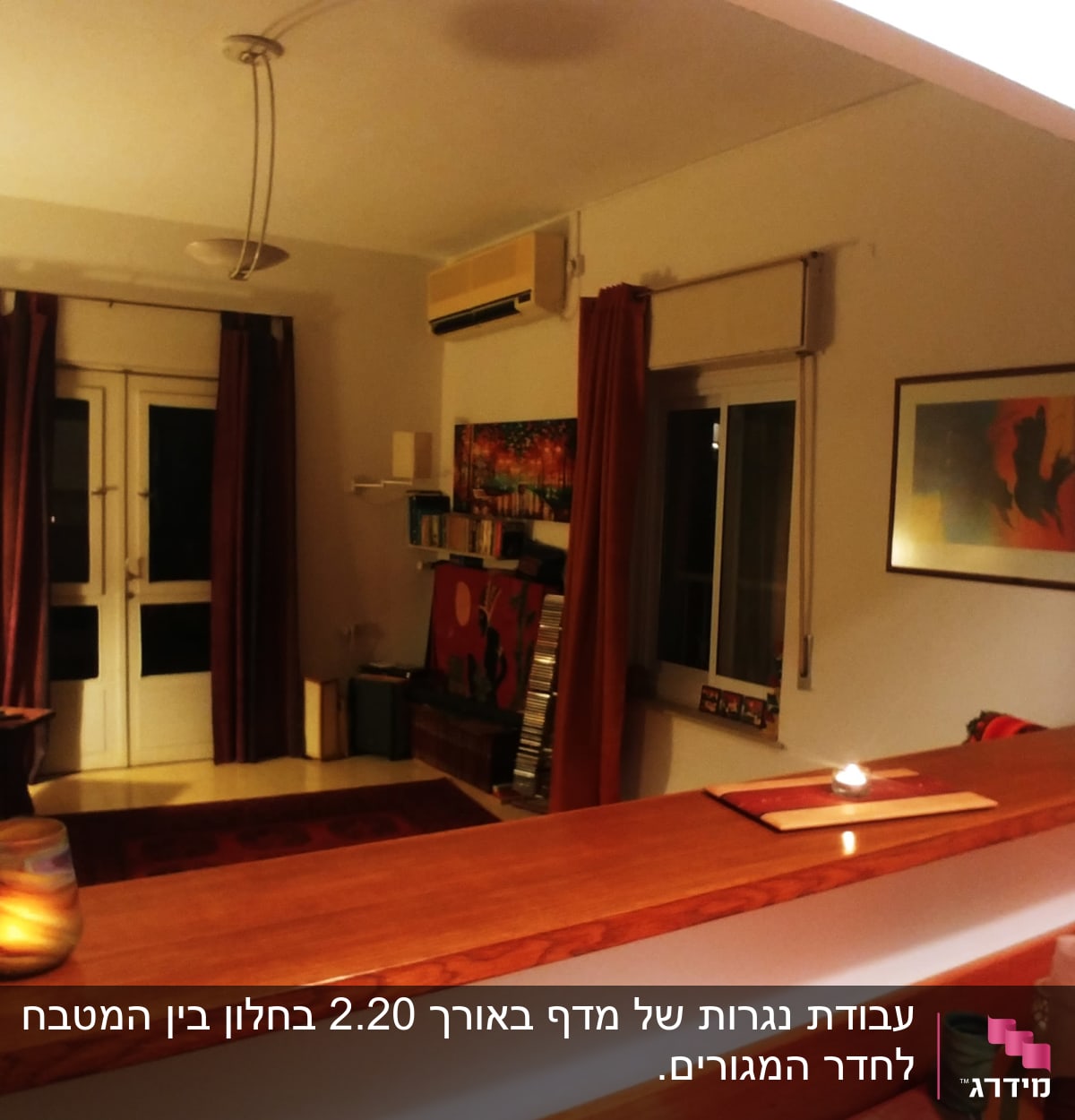 דלפק עץ עם נר דולק בחדר מואר